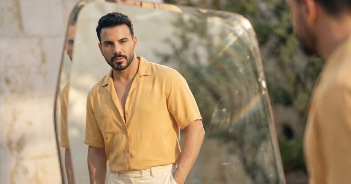 فيديو رسمي لـ«يا ميمة» يظهر إياد طنوس بأبيض وأسود على المسرح