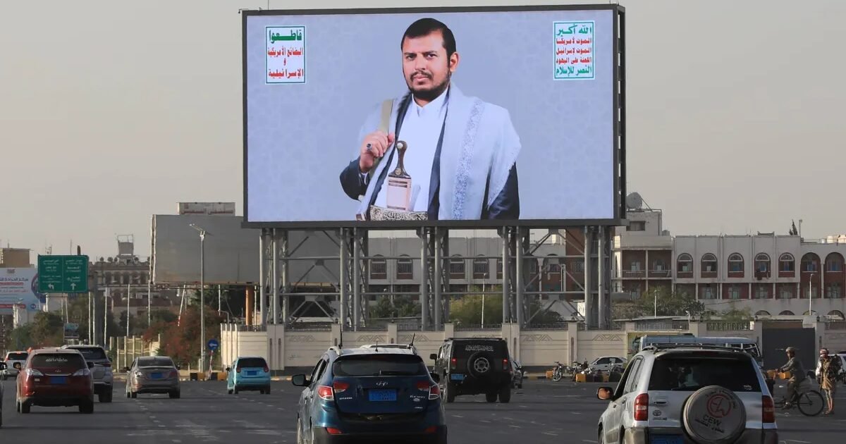 الحوثيون يتعهّدون بعدم استهداف السفن الأوروبية وسط توسّع سيطرتهم قرب باب المندب - صورة مميزة الحوثيون يتعهّدون بعدم استهداف السفن الأوروبية وسط توسّع سيطرتهم قرب باب المندب